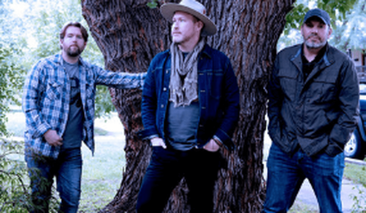Discover Stray Vines: The Chicago Rock Band That’s Winning Hearts with ‘Empty Bottles’