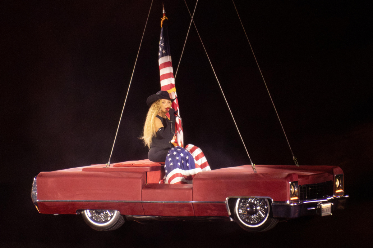Beyoncé Laughs Off Scary Stage Mishap After Houston Near-Miss