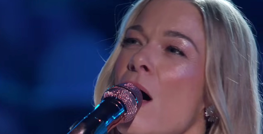 LeAnn Rimes Loses Teeth While Performing Live