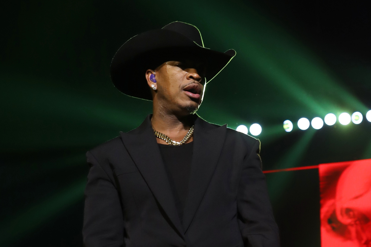 Ne-Yo Issues Warning After Taking Down Stage Intruder