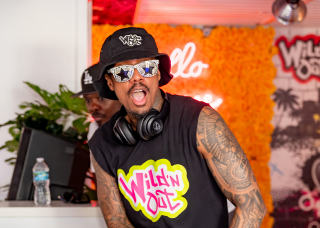 Nick Cannon Takes Christmas Photos With Massive Family After Sibling Controversy